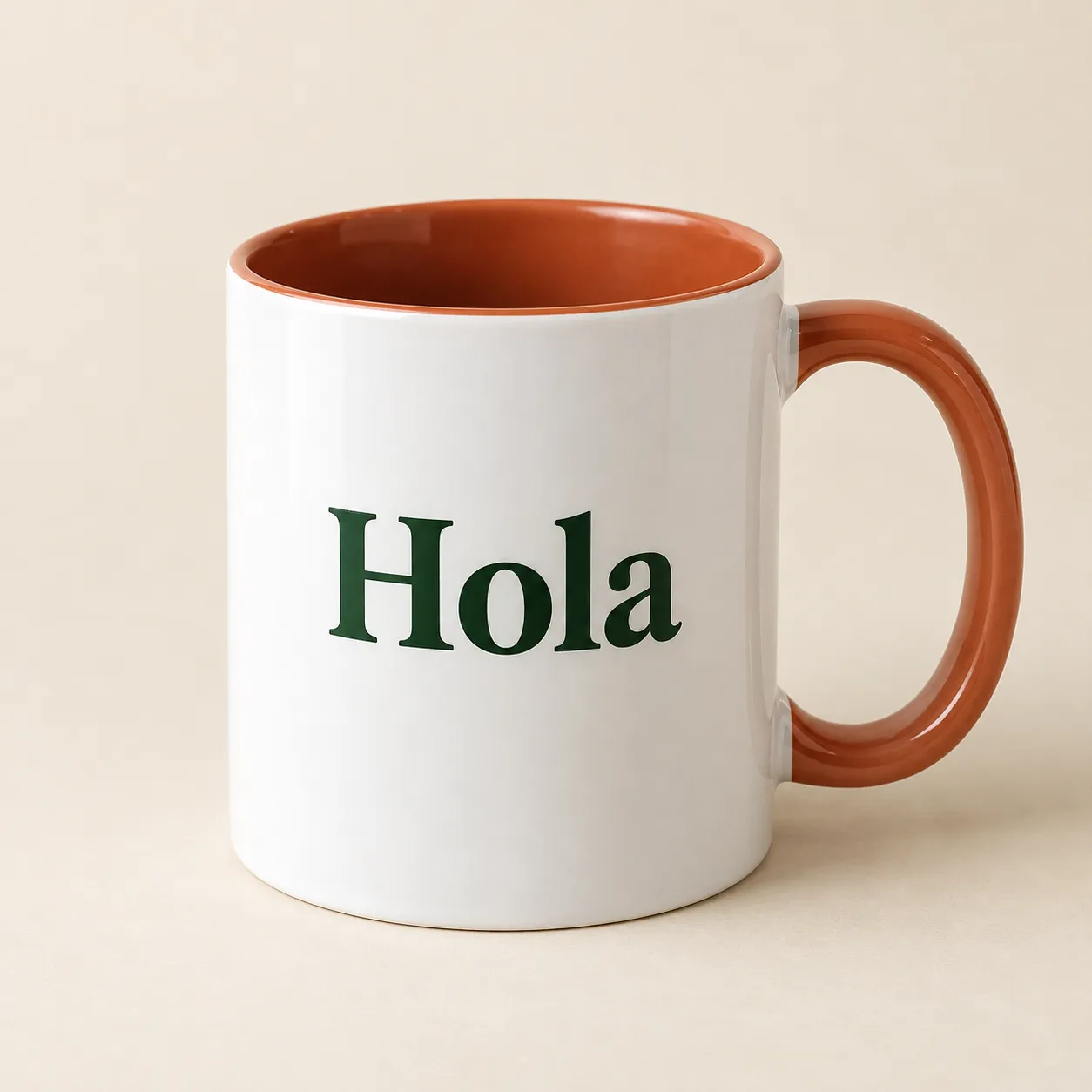 Taza con interior y asa de color, con el diseño Hola